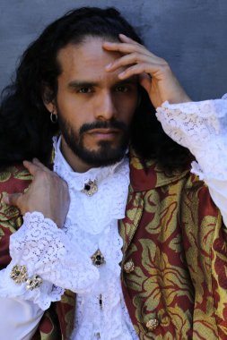 Şık karnaval kostümlü yakışıklı genç adamın yakın plan portresi.