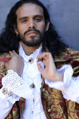 Şık karnaval kostümlü yakışıklı genç adamın yakın plan portresi.