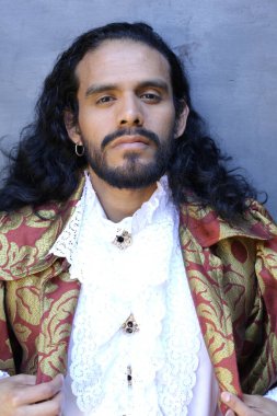 Şık karnaval kostümlü yakışıklı genç adamın yakın plan portresi.