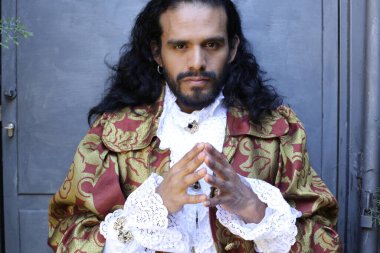 Şık karnaval kostümlü yakışıklı genç adamın yakın plan portresi.