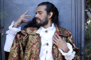 Şık karnaval kostümlü yakışıklı genç adamın yakın plan portresi.