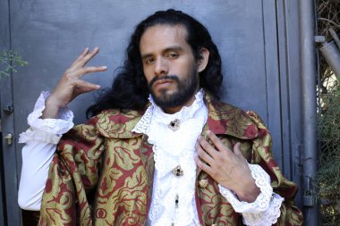 Şık karnaval kostümlü yakışıklı genç adamın yakın plan portresi.