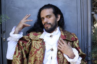 Şık karnaval kostümlü yakışıklı genç adamın yakın plan portresi.