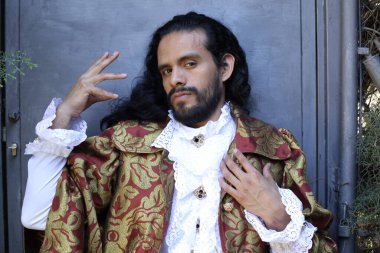 Şık karnaval kostümlü yakışıklı genç adamın yakın plan portresi.