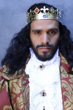 Kral tacıyla karnaval kostümlü yakışıklı genç adamın yakın plan portresi.