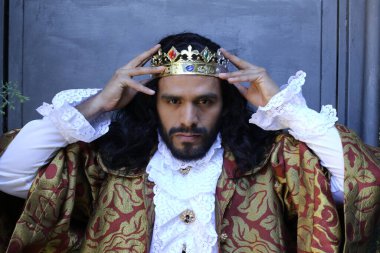 Kral tacıyla karnaval kostümlü yakışıklı genç adamın yakın plan portresi.