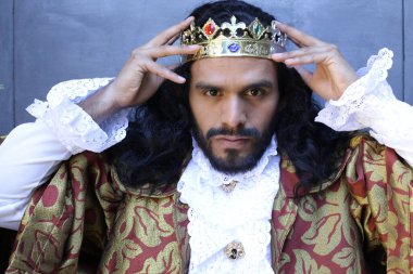 Kral tacıyla karnaval kostümlü yakışıklı genç adamın yakın plan portresi.