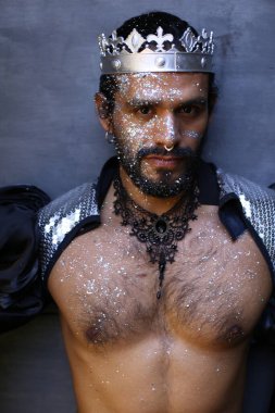 Kral tacıyla karnaval kostümlü yakışıklı genç adamın yakın plan portresi.