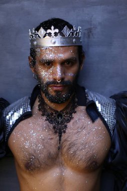 Kral tacıyla karnaval kostümlü yakışıklı genç adamın yakın plan portresi.