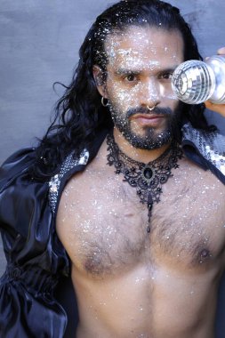 Karnaval kostümlü, küçük ayna disko toplu yakışıklı genç adamın yakın plan portresi.