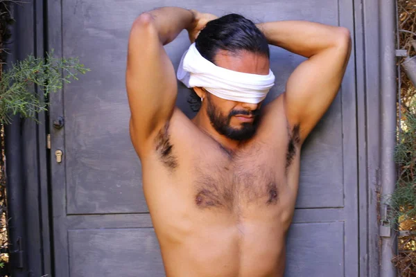 Close Retrato Belo Jovem Sem Camisa Com Olhos Cobertos Fundo — Fotografia de Stock