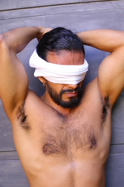 Close Retrato Belo Jovem Sem Camisa Com Olhos Cobertos Fundo — Fotografia de Stock