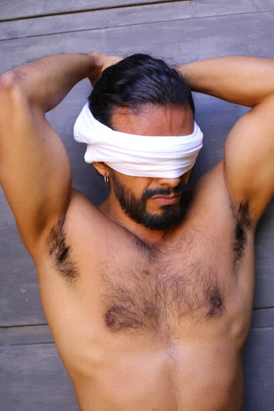 Close Retrato Belo Jovem Sem Camisa Com Olhos Cobertos Fundo — Fotografia de Stock