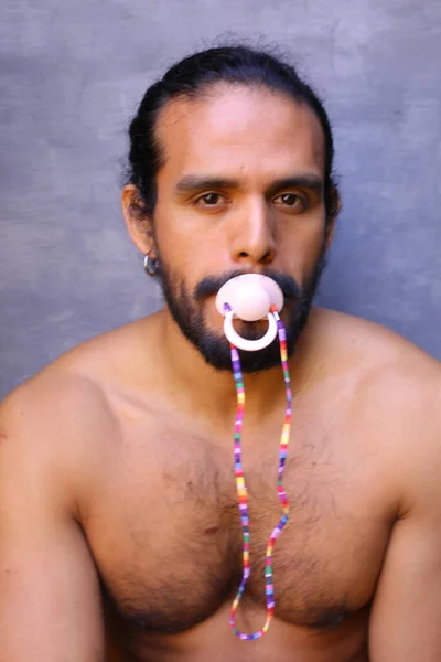Nahaufnahme Porträt Eines Hübschen Hemdlosen Jungen Mannes Mit Babyschnuller Auf — Stockfoto