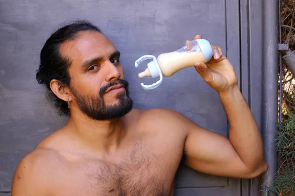 Nahaufnahme Porträt Eines Gutaussehenden Hemdlosen Jungen Mannes Mit Babyfütterungsflasche Auf — Stockfoto