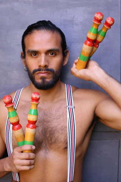 Zbliżenie Portret Przystojny Młody Człowiek Kolorowe Żonglerki Kije — Zdjęcie stockowe