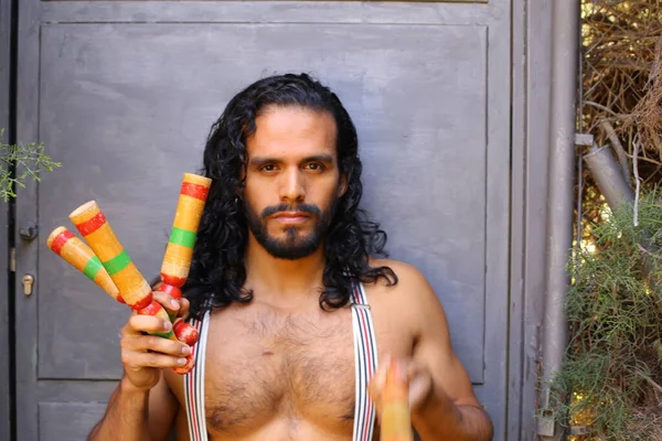 Zbliżenie Portret Przystojny Młody Człowiek Kolorowe Żonglerki Kije — Zdjęcie stockowe