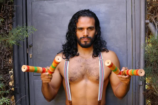 Close Retrato Belo Jovem Com Bastões Malabarismo Coloridos — Fotografia de Stock