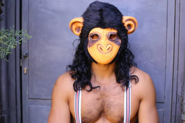 Close Retrato Homem Com Máscara Macaco — Fotografia de Stock