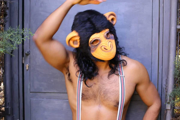 Nahaufnahme Porträt Des Mannes Mit Affenmaske — Stockfoto