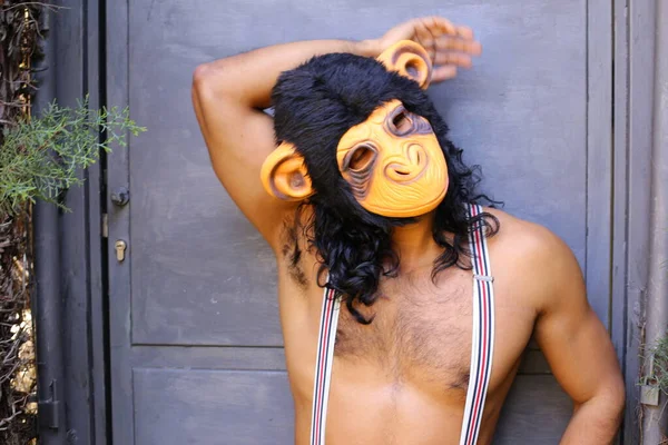 Close Retrato Homem Com Máscara Macaco — Fotografia de Stock