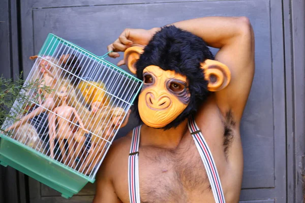 Nahaufnahme Porträt Eines Mannes Mit Affenmaske Und Puppen Käfig — Stockfoto