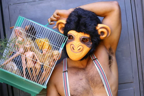 Close Retrato Homem Macaco Máscara Com Bonecas Gaiola — Fotografia de Stock