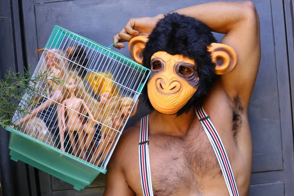 Nahaufnahme Porträt Eines Mannes Mit Affenmaske Und Puppen Käfig — Stockfoto