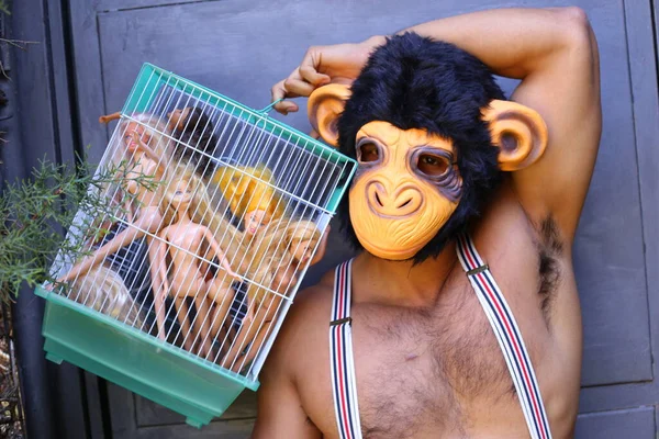 Close Retrato Homem Macaco Máscara Com Bonecas Gaiola — Fotografia de Stock