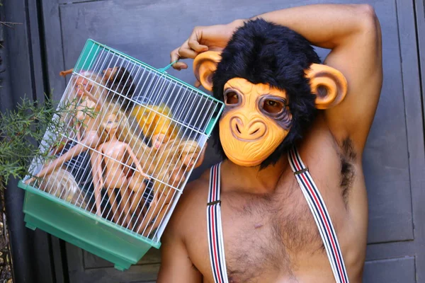 Close Retrato Homem Macaco Máscara Com Bonecas Gaiola — Fotografia de Stock