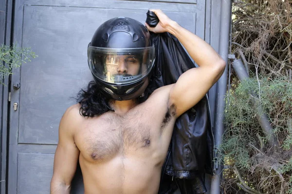 Close Retrato Belo Jovem Sem Camisa Com Capacete Motocicleta Jaqueta — Fotografia de Stock