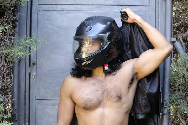 Close Retrato Belo Jovem Sem Camisa Com Capacete Motocicleta Jaqueta — Fotografia de Stock