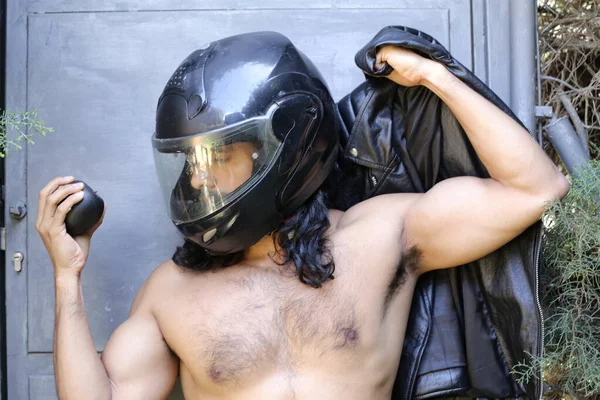 Nahaufnahme Porträt Eines Gutaussehenden Jungen Mannes Ohne Hemd Mit Motorradhelm — Stockfoto