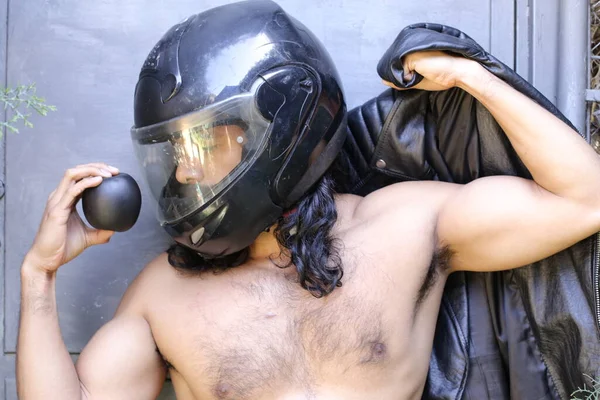 Portrait Gros Plan Beau Jeune Homme Torse Avec Casque Moto — Photo