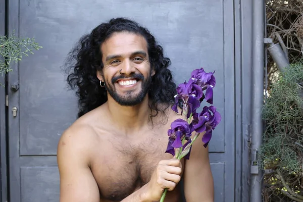 Close Retrato Belo Jovem Sem Camisa Segurando Flores Orquídea Roxa — Fotografia de Stock