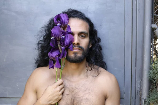 Close Retrato Belo Jovem Sem Camisa Segurando Flores Orquídea Roxa — Fotografia de Stock