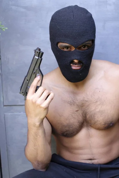 Portretul Unui Terorist Fără Cămașă Mască Pistol — Fotografie, imagine de stoc
