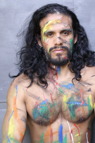 Zbliżenie Portret Przystojny Bez Koszuli Młody Człowiek Pokryte Kolorowe Farby — Zdjęcie stockowe