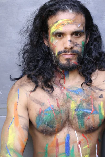 Zbliżenie Portret Przystojny Bez Koszuli Młody Człowiek Pokryte Kolorowe Farby — Zdjęcie stockowe