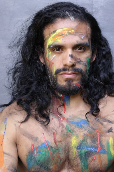 Renkli Boyayla Kaplı Yakışıklı Üstsüz Genç Adamın Yakın Plan Portresi — Stok fotoğraf