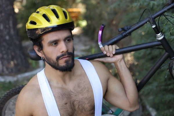 밖에서 자전거를 헬멧을 수트를 자전거를 잘생긴 청년의 근접촬영 — 스톡 사진