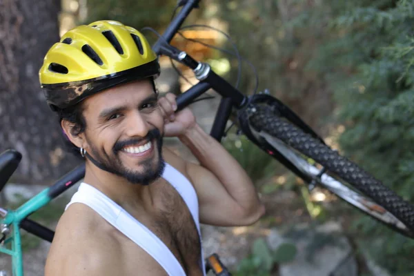밖에서 자전거를 헬멧을 수트를 자전거를 잘생긴 청년의 근접촬영 — 스톡 사진