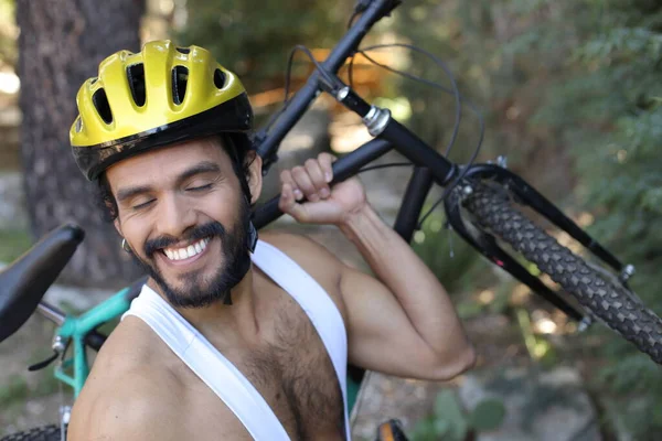 Ritratto Ravvicinato Del Bel Giovanotto Casco Tuta Che Tiene Bicicletta — Foto Stock
