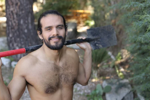 Nahaufnahme Porträt Eines Gutaussehenden Hemdlosen Jungen Mannes Mit Schaufel Freien — Stockfoto