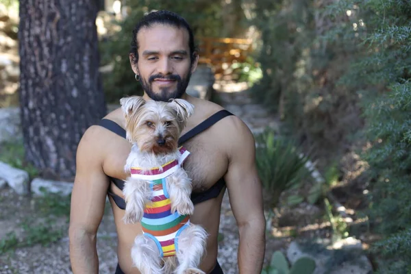 Primer Plano Retrato Guapo Sin Camisa Joven Llevando Lindo Perrito — Foto de Stock