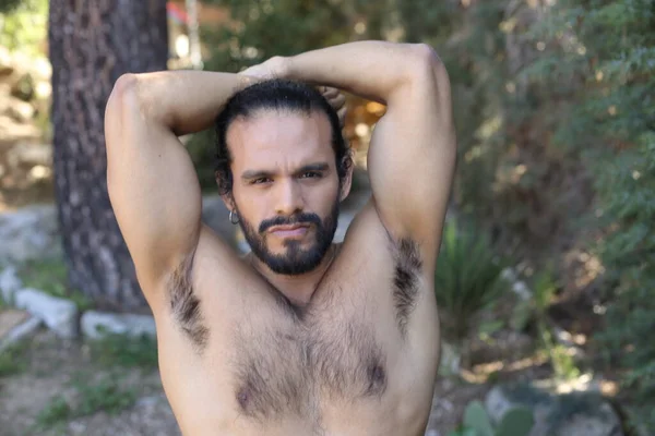 Dışarıdaki yakışıklı, üstsüz genç adamın yakın plan portresi.