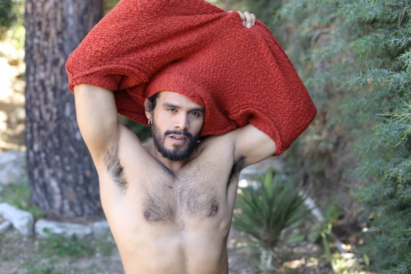 Retrato Cerca Joven Guapo Quitándose Camisa Aire Libre — Foto de Stock