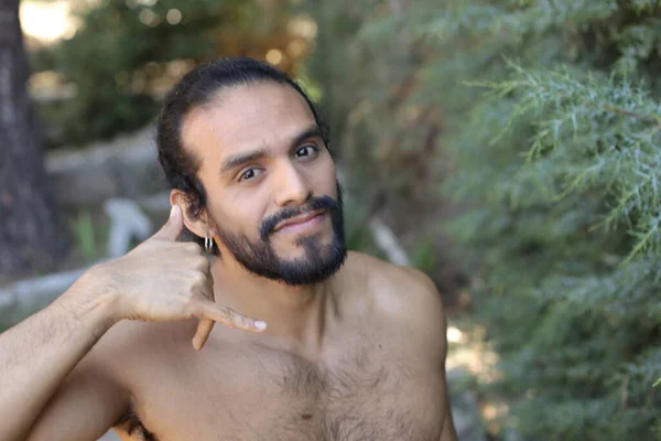 Close Portrait Handsome Shirtless Young Man Showing Phone Gesture Outdoors — ストック写真