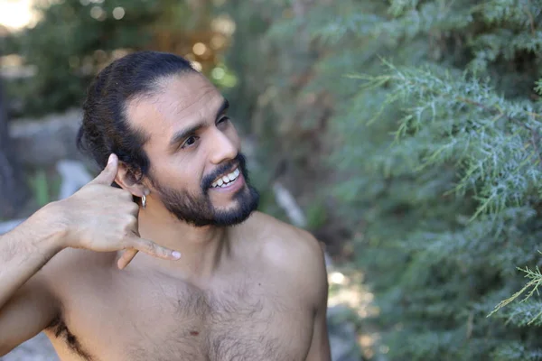 Close Retrato Belo Jovem Sem Camisa Mostrando Telefone Gesto Livre — Fotografia de Stock