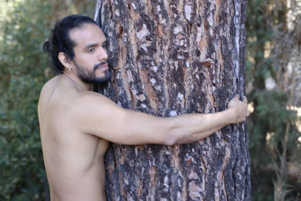 Retrato Cerca Del Joven Guapo Abrazando Árbol Aire Libre — Foto de Stock